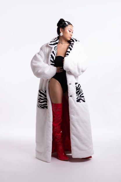 Cappotto in pelliccia ecologica bianco e zebrato con interno rosso